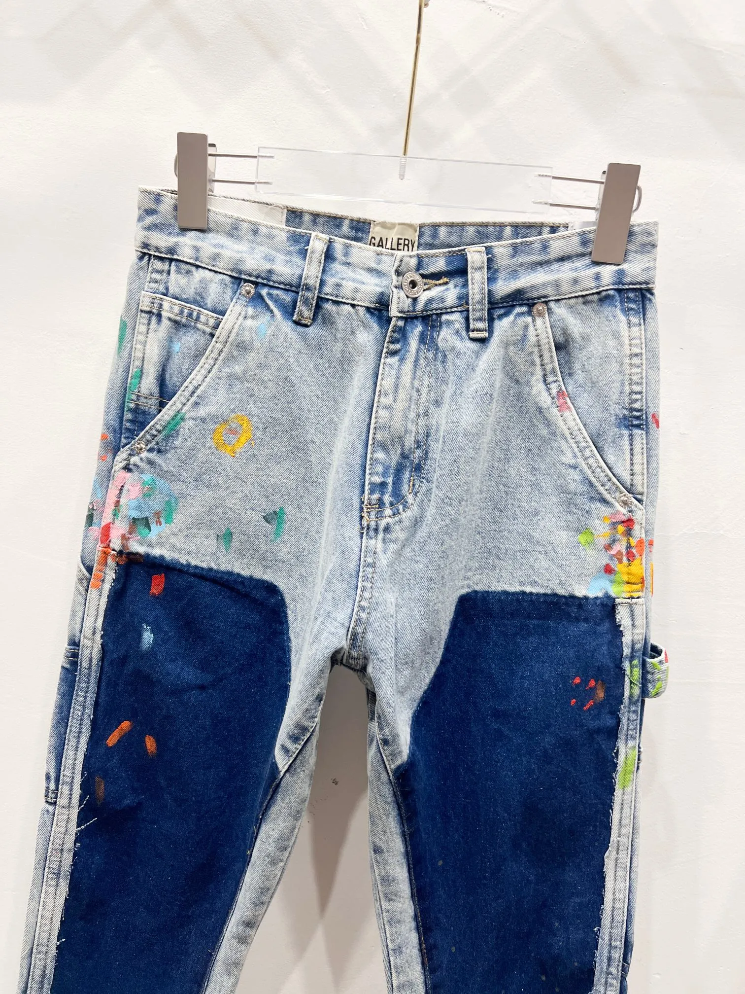 P250 Style number: (c087) Gallery Dept #LA FLARE CARPENTER PANTS Roddy Ricch's same style ink wash flared overalls blue. Styles with different wash textures, very friendly to people with thin legs and thick legs. The straight version is very flattering to the leg shape. Moderate length that never goes out of style, easy to match with casually, basic styling for various styles, a must-have in the wardrobe! The fabric is stiff but also makes the upper body soft without losing texture. The washing process is even more perfect. It is a must-have item for everyone! ! ! Washed wheat, hang tag, pants label, three labels complete Size: 28-30-32-34-36 Color: blue